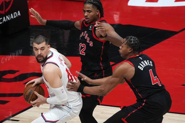 Los Angeles Clippers vs Toronto Raptors TORONTO, CANADA - JANUARY 16 : Ivica Zubac (40) of Los Angeles Clippers in action against Scottie Barnes (4) of Toronto Raptors during the NBA, Basketball Herren, USA basketball game between Los Angeles Clippers and Toronto Raptors at the Scotiabank Arena on January 16, 2026 in Toronto, Ontario, Canada. Mert Alper Dervis Anadolu Ontario Canada. Editorial use only. Please get in touch for any other usage.  Copyright: x2026xAnadoluxMertxAlperxDervisx