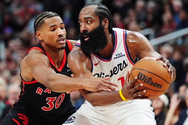 January 16, 2026, Toronto, On, Canada: Los Angeles Clippers James Harden (1) protects the ball from Toronto Raptors Ochai Agbaji (30) during overtime NBA, Basketball Herren, USA basketball action in Toronto on Friday, Jan. 16, 2026. Canada News - January 16, 2026  - ZUMAc35_ 20260116_zaf_c35_103 Copyright: xFrankxGunnx