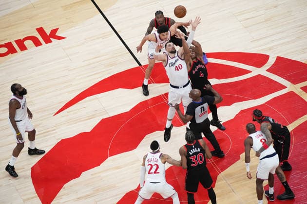 Los Angeles Clippers vs Toronto Raptors - NBA, Basketball Herren, USA TORONTO, CANADA - JANUARY 16 : Scottie Barnes (4) of Toronto Raptors and Ivica Zubac (40) of Los Angeles Clippers go up for a jump ball during the NBA basketball game between Los Angeles Clippers and Toronto Raptors at the Scotiabank Arena on January 16, 2026 in Toronto, Ontario, Canada. Mert Alper Dervis Anadolu Toronto Canada. Editorial use only. Please get in touch for any other usage.  Copyright: x2026xAnadoluxMertxAlperxDervisx