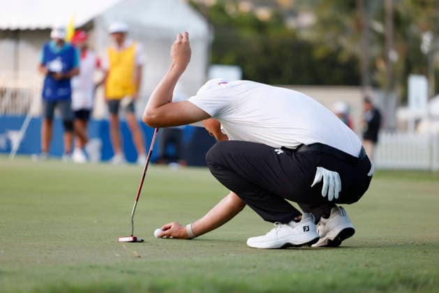 January 16, 2026, Honolulu, Hawaii, USA: HAOTONG LI places his ball on the 9th green during Round 2 of the 2026 Sony Open in Honolulu, Hawaii on January 16, 2026. Honolulu USA - ZUMAm310 20260116_zsp_m310_121 Copyright: xElliotxMilesx