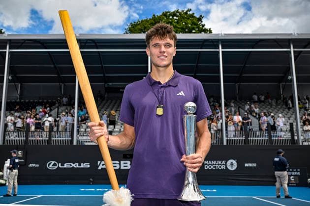 Jakub Mensik (CZE) poses with the trophy after winning the Men s singles final match of the ASB Classic Men™s ATP, Tennis Herren 250 tennis tournament at Manuka Doctor Arena, Auckland, New Zealand on Saturday 17 January 2026. Photo credit: Alan Lee Auckland New Zealand Copyright: xAlanxLeex xx