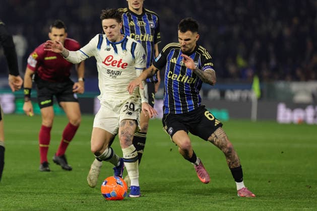 Pisa S.C. v Atalanta BC - Campionato Serie A Marius Marin Mihai of Pisa SC and Nicola Zalewski of Atalanta ,battle for the ball during the Italian Serie A football match between Pisa S.C. and Atalanta BC ,on January 16 ,2026 at the Arena Garibaldi-Romeo Anconetani Stadium in Pisa. Pisa PI Italy  Copyright: xAndreaxMartinix originalFilename:martini-pisascva260116_npaz4.jpg