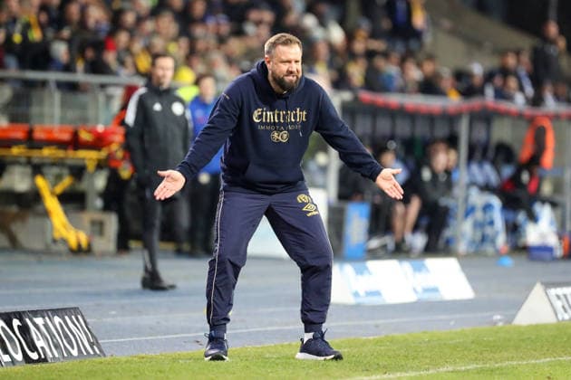 Braunschweig vs. Magdeburg, 2. BL Braunschweig, 16.01.2026, Fußball, Herren, 2. BL, Saison 2025 2026, Eintracht Braunschweig vs. 1. FC Magdeburg: Cheftrainer Heiner Backhaus (Eintracht Braunschweig), lautstark an der Seitenlinie, gestikulierend (DFL DFB REGULATIONS PROHIBIT ANY USE OF PHOTOGRAPHS as IMAGE SEQUENCES and or QUASI-VIDEO) Stadion an der Hamburger Straße Niedersachsen Deutschland