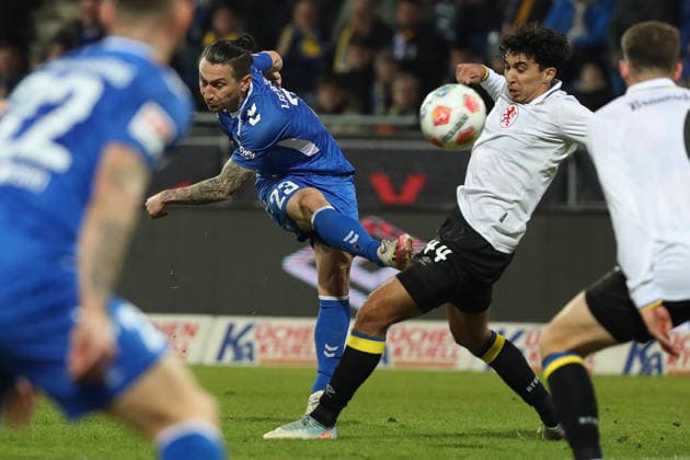 Braunschweig vs. Magdeburg, 2. BL Braunschweig, 16.01.2026, Fußball, Herren, 2. BL, Saison 2025 2026, Eintracht Braunschweig vs. 1. FC Magdeburg: Baris Atik (Magdeburg), Johan Gomez (Eintracht Braunschweig) (DFL DFB REGULATIONS PROHIBIT ANY USE OF PHOTOGRAPHS as IMAGE SEQUENCES and or QUASI-VIDEO) Stadion an der Hamburger Straße Niedersachsen Deutschland