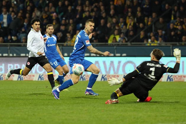 Braunschweig vs. Magdeburg, 2. BL Braunschweig, 16.01.2026, Fußball, Herren, 2. BL, Saison 2025 2026, Eintracht Braunschweig vs. 1. FC Magdeburg: Johan Gomez (Eintracht Braunschweig), Mateusz Zukowski (Magdeburg), Torwart Ron-Thorben Hoffmann (Eintracht Braunschweig) (DFL DFB REGULATIONS PROHIBIT ANY USE OF PHOTOGRAPHS as IMAGE SEQUENCES and or QUASI-VIDEO) Stadion an der Hamburger Straße Niedersachsen Deutschland