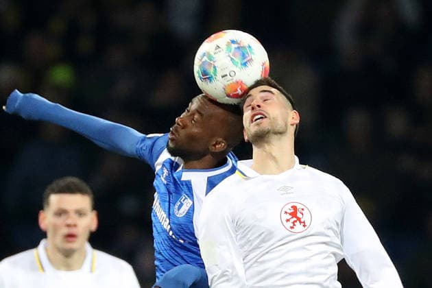 Braunschweig vs. Magdeburg, 2. BL Braunschweig, 16.01.2026, Fußball, Herren, 2. BL, Saison 2025 2026, Eintracht Braunschweig vs. 1. FC Magdeburg: Silas Gnaka (Magdeburg), Robin Heußer (Eintracht Braunschweig) (DFL DFB REGULATIONS PROHIBIT ANY USE OF PHOTOGRAPHS as IMAGE SEQUENCES and or QUASI-VIDEO) Stadion an der Hamburger Straße Niedersachsen Deutschland *** Braunschweig vs Magdeburg, 2 BL Braunschweig, 16 01 2026, Football, Men, 2 BL, Season 2025 2026, Eintracht Braunschweig vs 1 FC Magdeburg Silas Gnaka Magdeburg , Robin Heußer Eintracht Braunschweig DFL DFB REGULATIONS PROHIBIT ANY USE OF PHOTOGRAPHS as IMAGE SEQUENCES and or QUASI VIDEO Stadion an der Hamburger Straße Niedersachsen Germany