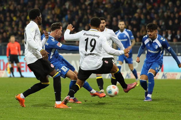 Braunschweig vs. Magdeburg, 2. BL Braunschweig, 16.01.2026, Fußball, Herren, 2. BL, Saison 2025 2026, Eintracht Braunschweig vs. 1. FC Magdeburg: Noah Pesch (Magdeburg), Leon Bell Bell (Eintracht Braunschweig), Laurin Ulrich (Magdeburg) (DFL DFB REGULATIONS PROHIBIT ANY USE OF PHOTOGRAPHS as IMAGE SEQUENCES and or QUASI-VIDEO) Stadion an der Hamburger Straße Niedersachsen Deutschland