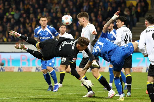 Braunschweig vs. Magdeburg, 2. BL Braunschweig, 16.01.2026, Fußball, Herren, 2. BL, Saison 2025 2026, Eintracht Braunschweig vs. 1. FC Magdeburg: Torwart Ron-Thorben Hoffmann (Eintracht Braunschweig), Falko Michel (Magdeburg) (DFL DFB REGULATIONS PROHIBIT ANY USE OF PHOTOGRAPHS as IMAGE SEQUENCES and or QUASI-VIDEO) Stadion an der Hamburger Straße Niedersachsen Deutschland