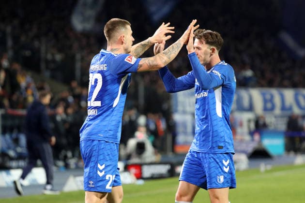 Braunschweig vs. Magdeburg, 2. BL Braunschweig, 16.01.2026, Fußball, Herren, 2. BL, Saison 2025 2026, Eintracht Braunschweig vs. 1. FC Magdeburg: Mateusz Zukowski (Magdeburg) jubelt mit Mannschaftskollegen nach seinem Tor zum 0:1 (DFL DFB REGULATIONS PROHIBIT ANY USE OF PHOTOGRAPHS as IMAGE SEQUENCES and or QUASI-VIDEO) Stadion an der Hamburger Straße Niedersachsen Deutschland