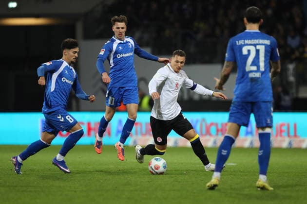 Braunschweig vs. Magdeburg, 2. BL Braunschweig, 16.01.2026, Fußball, Herren, 2. BL, Saison 2025 2026, Eintracht Braunschweig vs. 1. FC Magdeburg: Laurin Ulrich (Magdeburg), Sven Köhler (Eintracht Braunschweig), Falko Michel (Magdeburg) (DFL DFB REGULATIONS PROHIBIT ANY USE OF PHOTOGRAPHS as IMAGE SEQUENCES and or QUASI-VIDEO) Stadion an der Hamburger Straße Niedersachsen Deutschland