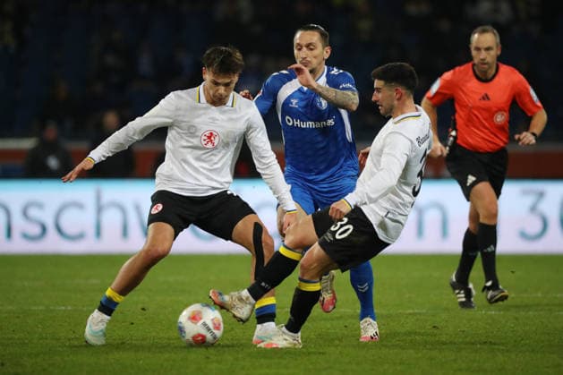 Braunschweig vs. Magdeburg, 2. BL Braunschweig, 16.01.2026, Fußball, Herren, 2. BL, Saison 2025 2026, Eintracht Braunschweig vs. 1. FC Magdeburg: Max Marie (Eintracht Braunschweig), Baris Atik (Magdeburg), Robin Heußer (Eintracht Braunschweig) (DFL DFB REGULATIONS PROHIBIT ANY USE OF PHOTOGRAPHS as IMAGE SEQUENCES and or QUASI-VIDEO) Stadion an der Hamburger Straße Niedersachsen Deutschland