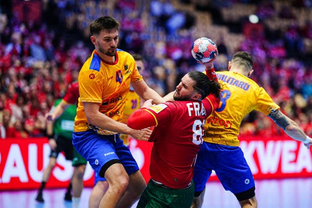 Andrei Buzle (Rumaenien, 47), Luis Frade (Portugal, 82), Robert Militaru (Rumaenien, 08) DEN, Portugal vs. Rumaenien, Handball, EHF Europameisterschaft 2026, Gruppe B, Spieltag 1, 16.01.2026 DEN, Portugal vs. Rumaenien, Handball, EHF Europameisterschaft 2026, Gruppe B, Spieltag 1, 16.01.2026 Herning Copyright: xEibner-Pressefoto MarcelxvonxFehrnx EP_MFN