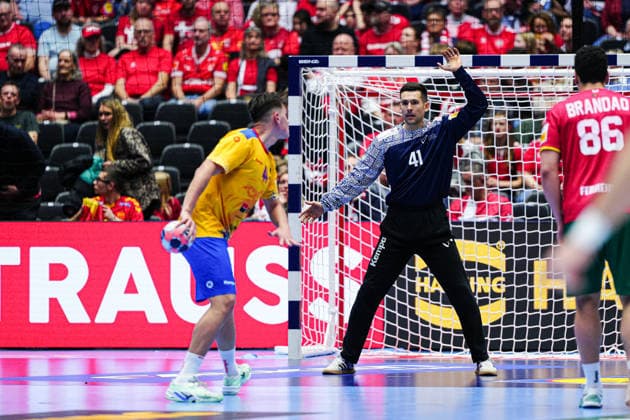 7 Meter Wurf Tor Daniel Stanciuc (Rumaenien, 44), Gustavo Capdeville (Portugal, 41) DEN, Portugal vs. Rumaenien, Handball, EHF Europameisterschaft 2026, Gruppe B, Spieltag 1, 16.01.2026 DEN, Portugal vs. Rumaenien, Handball, EHF Europameisterschaft 2026, Gruppe B, Spieltag 1, 16.01.2026 Herning Copyright: xEibner-Pressefoto MarcelxvonxFehrnx EP_MFN