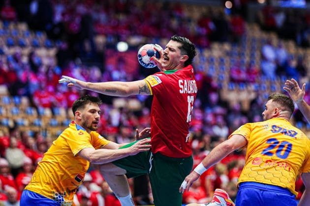 Wurf Tor Salvador Salvador (Portugal, 13) DEN, Portugal vs. Rumaenien, Handball, EHF Europameisterschaft 2026, Gruppe B, Spieltag 1, 16.01.2026 DEN, Portugal vs. Rumaenien, Handball, EHF Europameisterschaft 2026, Gruppe B, Spieltag 1, 16.01.2026 Herning Copyright: xEibner-Pressefoto MarcelxvonxFehrnx EP_MFN