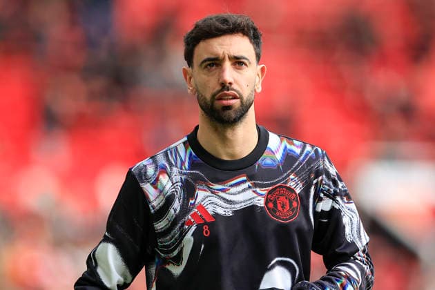 Manchester United, ManU v Manchester City, Premier League Bruno Fernandes (8) of Manchester United during the warm-up ahead of the Premier League match between Manchester United and Manchester City at Old Trafford, Manchester, UK on 17 January 2026. Manchester Old Trafford Greater Manchester UK Editorial use only DataCo restrictions apply See www.football-dataco.com , Copyright: xConorxMolloyx PSI-23576-0023