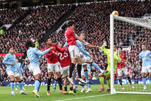 Premier League Manchester United, ManU vs Manchester City Harry Maguire of Manchester United heads on goal and hits the crossbar during the Premier League match Manchester United vs Manchester City at Old Trafford, Manchester, United Kingdom, 17th January 2026 (Photo by Mark Cosgrove News Images) Manchester Old Trafford Greater Manchester United Kingdom Copyright: xMarkxCosgrove NewsxImagesx