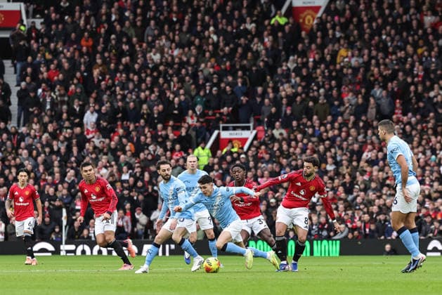 Premier League Manchester United, ManU vs Manchester City Phil Foden of Manchester City is fouled by Kobbie Mainoo of Manchester United during the Premier League match Manchester United vs Manchester City at Old Trafford, Manchester, United Kingdom, 17th January 2026 (Photo by Mark Cosgrove News Images) Manchester Old Trafford Greater Manchester United Kingdom Copyright: xMarkxCosgrove NewsxImagesx