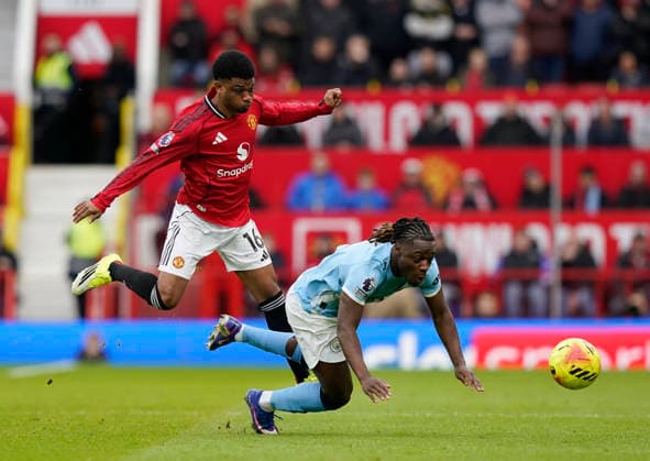 Manchester, England, 17th January 2026. Jeremy Doku of Manchester City (r) and Amad Diallo of Manchester United, ManU (l) during the Manchester United vs Manchester City Premier League match at Old Trafford, Manchester. Picture credit should read: Andrew Yates Sportimage EDITORIAL USE ONLY. No use with unauthorised audio, video, data, fixture lists, club league logos or live services. Online in-match use limited to 120 images, no video emulation. No use in betting, games or single club league player publications. SPI_045_AY_ManUtd_ManCity SPI-4456-0044