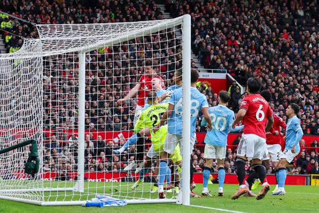 Manchester United, ManU v Manchester City, Premier League Manchester United defender Harry Maguire (5) heads the ball at the cross bar during the Manchester United v Manchester City Premier League match at Old Trafford, Manchester, England on 17 January 2026 Credit: Phil Duncan Every Second Media Editorial use only. All images are copyright Every Second Media Limited. No images may be reproduced without prior permission. All rights reserved. Premier League and Football League images are subject to licensing agreements with Football DataCo Limited. see https: www.football-dataco.com Copyright: xIMAGO EveryxSecondxMediax ESM-1760-0007 PhilxDuncanx xEveryxSecondxMediax