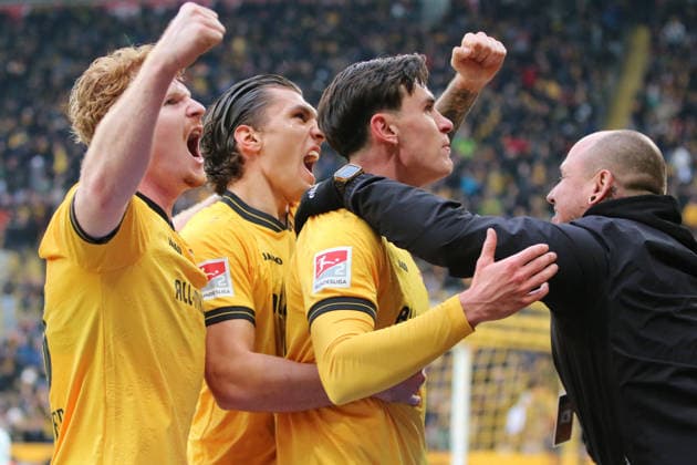 17.01.2026 Fußball Herren 2025 2026 2. Bundesliga 18. Spieltag SG Dynamo Dresden - SpVgg Greuther Fürth Rudolf-Harbig-Stadion Dresden Thomas Keller (Dresden, 39, gelb, vorne), Robert Wagner (Dresden, 18, gelb, links), Julian Pauli (Dresden, 13, gelb, rechts) beim Torjubel nach dem 1:0. Dresden Sachsen Deutschland