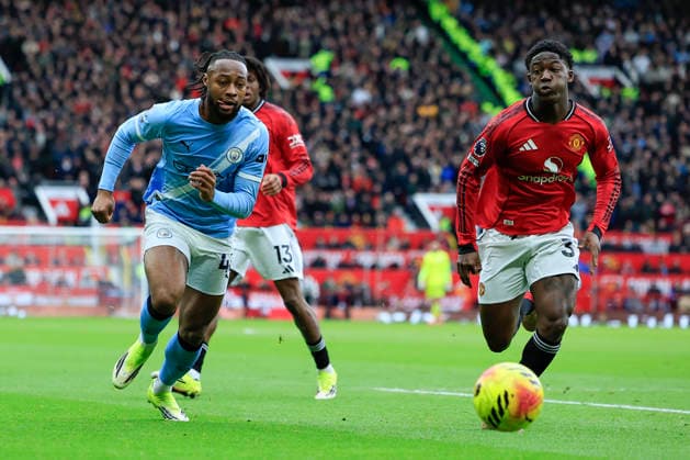 Manchester United, ManU v Manchester City, Premier League Antione Semenyo (42) of Manchester City and Kobbie Mainoo (37) of Manchester United chase for the ball during the Premier League match between Manchester United and Manchester City at Old Trafford, Manchester, UK on 17 January 2026. Manchester Old Trafford Greater Manchester UK Editorial use only DataCo restrictions apply See www.football-dataco.com , Copyright: xConorxMolloyx PSI-23576-0035