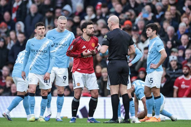 Premier League Manchester United, ManU vs Manchester City Bruno Fernandes of Manchester United gestures to Referee Anthony Taylor during the Premier League match Manchester United vs Manchester City at Old Trafford, Manchester, United Kingdom, 17th January 2026 (Photo by Mark Cosgrove News Images) Manchester Old Trafford Greater Manchester United Kingdom Copyright: xMarkxCosgrove NewsxImagesx