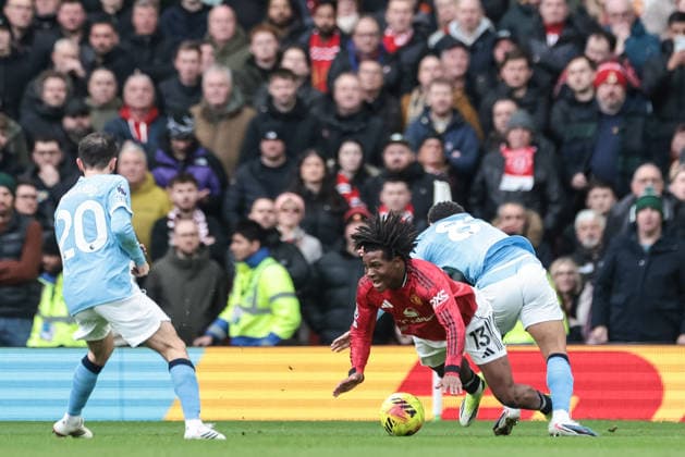Premier League Manchester United, ManU vs Manchester City Patrick Dorgu of Manchester United is fouled by Rico Lewis of Manchester City during the Premier League match Manchester United vs Manchester City at Old Trafford, Manchester, United Kingdom, 17th January 2026 (Photo by Mark Cosgrove News Images) Manchester Old Trafford Greater Manchester United Kingdom Copyright: xMarkxCosgrove NewsxImagesx