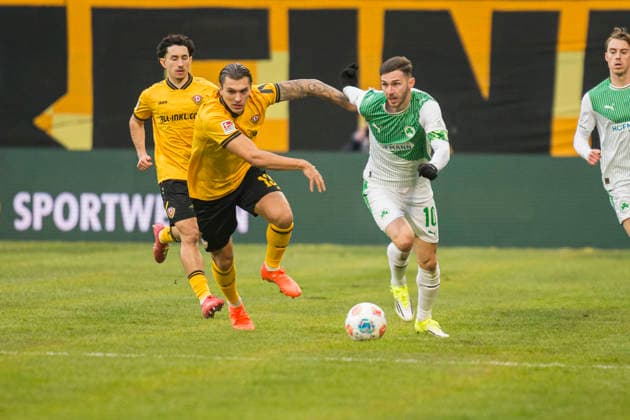 17.01.2026, xomx, Fussball 2.Bundesliga, Dynamo Dresden - SpVgg Greuther Fuerth v.l. Julian Andreas Pauli (Dynamo Dresden) und Branimir Hrgota (SpVgg Greuther Fürth) im Zweikampf am Ball (DFL DFB REGULATIONS PROHIBIT ANY USE OF PHOTOGRAPHS as IMAGE SEQUENCES and or QUASI-VIDEO) Dresden
