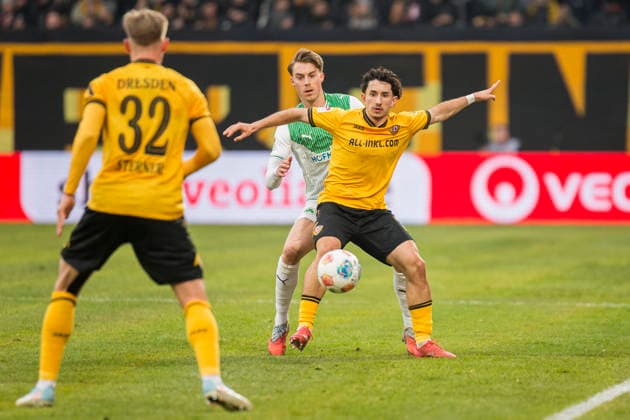 17.01.2026, xomx, Fussball 2.Bundesliga, Dynamo Dresden - SpVgg Greuther Fuerth v.l. Jason Ceka (Dynamo Dresden) und Gian-Luca Itter (SpVgg Greuther Fürth) im Zweikampf am Ball (DFL DFB REGULATIONS PROHIBIT ANY USE OF PHOTOGRAPHS as IMAGE SEQUENCES and or QUASI-VIDEO) Dresden