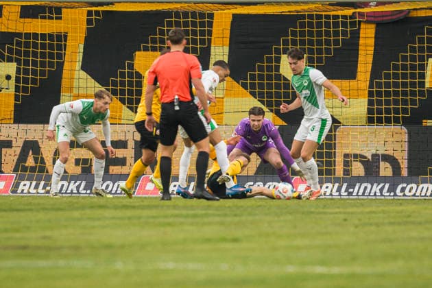 17.01.2026, xomx, Fussball 2.Bundesliga, Dynamo Dresden - SpVgg Greuther Fuerth v.l. KEIN jubelt, Torjubel, Tor, Goal, Jubel, Freude, freuen. (DFL DFB REGULATIONS PROHIBIT ANY USE OF PHOTOGRAPHS as IMAGE SEQUENCES and or QUASI-VIDEO) Dresden