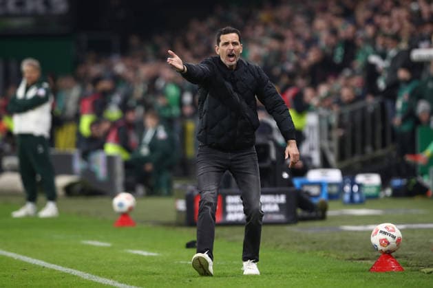 16.01.2026, xtgx, Fussball 1. Bundesliga, SV Werder Bremen - Eintracht Frankfurt, v.l. Dino Toppmoeller (Toppmöller, Frankfurt, Trainer) gibt Anweisungen, gestikuliert mit den Armen, gesticulate, gives instructions (DFL DFB REGULATIONS PROHIBIT ANY USE OF PHOTOGRAPHS as IMAGE SEQUENCES and or QUASI-VIDEO) Bremen
