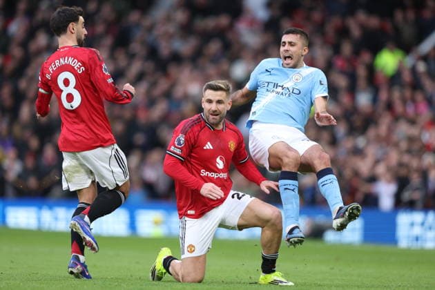 Manchester United, ManU v Manchester City - Premier League Bruno Fernandes, Luke Shaw of Manchester United and Rodri of Manchester City challenge during the Premier League match between Manchester United and Manchester City at Old Trafford on January 17, 2026 in Manchester, England. WARNING! This Photograph May Only Be Used For Newspaper And Or Magazine Editorial Purposes. May Not Be Used For Publications Involving 1 player, 1 Club Or 1 Competition Without Written Authorisation From Football DataCo Ltd. For Any Queries, Please Contact Football DataCo Ltd on +44 (0) 207 864 9121 Manchester Old Trafford England United Kingdom Copyright: xAllstarxPicturexLibraryxLtdx