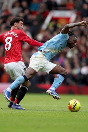 Manchester United, ManU v Manchester City - Premier League Bruno Fernandes of Manchester United and Jeremy Doku of Manchester City challenge during the Premier League match between Manchester United and Manchester City at Old Trafford on January 17, 2026 in Manchester, England. WARNING! This Photograph May Only Be Used For Newspaper And Or Magazine Editorial Purposes. May Not Be Used For Publications Involving 1 player, 1 Club Or 1 Competition Without Written Authorisation From Football DataCo Ltd. For Any Queries, Please Contact Football DataCo Ltd on +44 (0) 207 864 9121 Manchester Old Trafford England United Kingdom Copyright: xAllstarxPicturexLibraryxLtdx