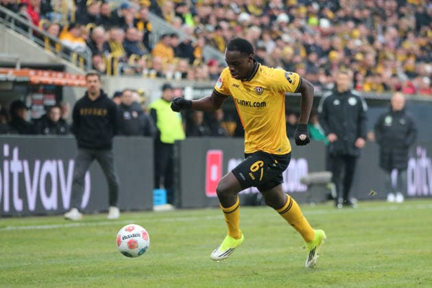 17.01.2026 Fußball Herren 2025 2026 2. Bundesliga 18. Spieltag SG Dynamo Dresden - SpVgg Greuther Fürth Rudolf-Harbig-Stadion Dresden Kofi Amoako (Dresden, 6, gelb) am Ball. Dresden Sachsen Deutschland