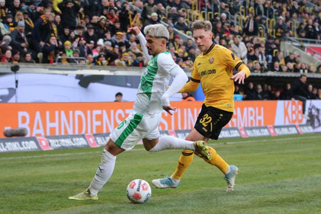 17.01.2026 Fußball Herren 2025 2026 2. Bundesliga 18. Spieltag SG Dynamo Dresden - SpVgg Greuther Fürth Rudolf-Harbig-Stadion Dresden Aaron Keller (Fürth, 16, grünweiß) im Laufduell mit Jonas Sterner (Dresden, 32, gelb). Dresden Sachsen Deutschland