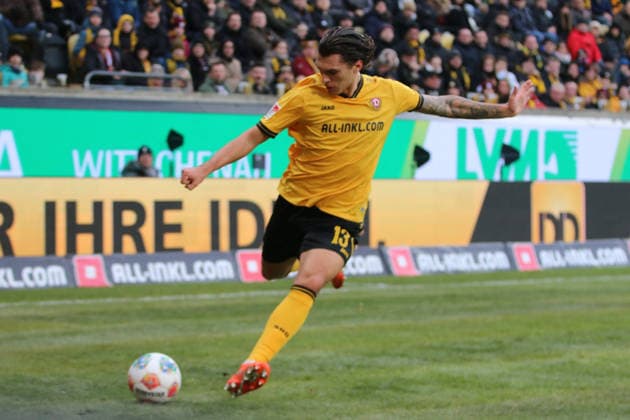 17.01.2026 Fußball Herren 2025 2026 2. Bundesliga 18. Spieltag SG Dynamo Dresden - SpVgg Greuther Fürth Rudolf-Harbig-Stadion Dresden Julian Pauli (Dresden, 13, gelb) schlägt eine Flanke. Dresden Sachsen Deutschland