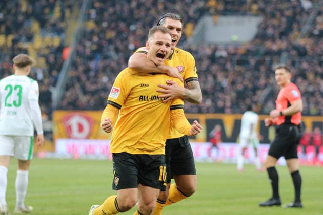 17.01.2026 Fußball Herren 2025 2026 2. Bundesliga 18. Spieltag SG Dynamo Dresden - SpVgg Greuther Fürth Rudolf-Harbig-Stadion Dresden Jakob Lemmer (Dresden, 10, gelb) und Julian Pauli (Dresden, 13, gelb) jubeln nach dem 2:0. Dresden Sachsen Deutschland