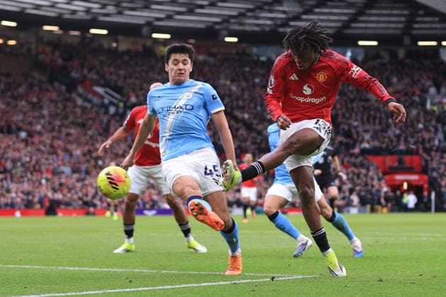 Manchester United, ManU v Manchester City 17 January 2026 Manchester - Premier League - Manchester United v Manchester City - Patrick Dorgu of Manchester United shoots watched by Abdukodir Khusanov of Manchester City - Photo: Simon Stacpoole Offside. Manchester UK Copyright: xSimonxStacpoolexOffside