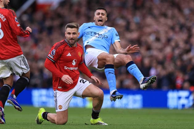 Manchester United, ManU v Manchester City 17 January 2026 Manchester - Premier League - Manchester United v Manchester City - Luke Shaw of Manchester United fouls Rodri of Manchester City - Photo: Simon Stacpoole Offside. Manchester UK Copyright: xSimonxStacpoolexOffside