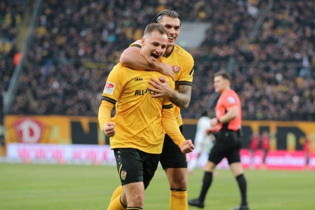 17.01.2026 Fußball Herren 2025 2026 2. Bundesliga 18. Spieltag SG Dynamo Dresden - SpVgg Greuther Fürth Rudolf-Harbig-Stadion Dresden Jakob Lemmer (Dresden, 10, gelb) und Julian Pauli (Dresden, 13, gelb) jubeln nach dem 2:0. Dresden Sachsen Deutschland