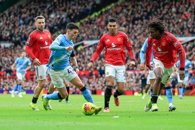 Manchester United, ManU v Manchester City, Premier League Phil Foden (47) of Manchester City runs with the ball during the Premier League match between Manchester United and Manchester City at Old Trafford, Manchester, UK on 17 January 2026. Manchester Old Trafford Greater Manchester UK Editorial use only DataCo restrictions apply See www.football-dataco.com , Copyright: xConorxMolloyx PSI-23576-0040