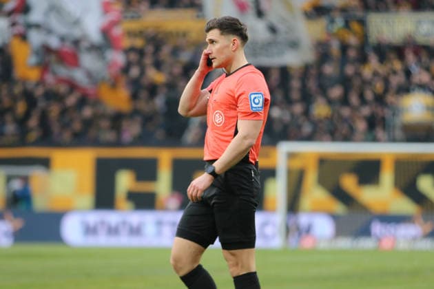 17.01.2026 Fußball Herren 2025 2026 2. Bundesliga 18. Spieltag SG Dynamo Dresden - SpVgg Greuther Fürth Rudolf-Harbig-Stadion Dresden Felix Prigan (Schiedsrichter) erwartet eine Einschätzung des VAR. Dresden Sachsen Deutschland