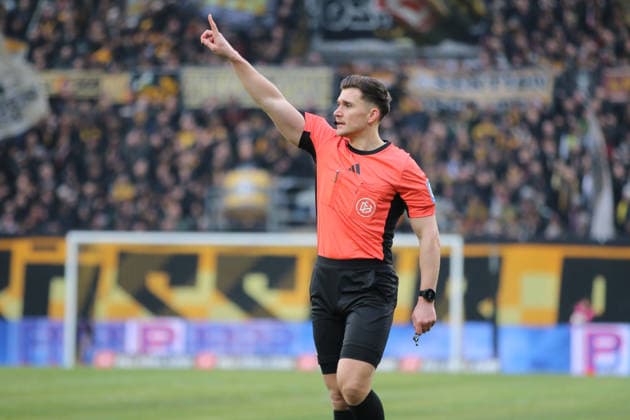 17.01.2026 Fußball Herren 2025 2026 2. Bundesliga 18. Spieltag SG Dynamo Dresden - SpVgg Greuther Fürth Rudolf-Harbig-Stadion Dresden Felix Prigan (Schiedsrichter) entscheidet auf Eckball. Dresden Sachsen Deutschland