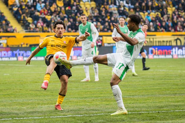 17.01.2026, xomx, Fussball 2.Bundesliga, Dynamo Dresden - SpVgg Greuther Fuerth v.l. Jason Ceka (Dynamo Dresden) und Julian Green (SpVgg Greuther Fürth) im Zweikampf am Ball. Beide gehen verletzt zu Boden. (DFL DFB REGULATIONS PROHIBIT ANY USE OF PHOTOGRAPHS as IMAGE SEQUENCES and or QUASI-VIDEO) Dresden