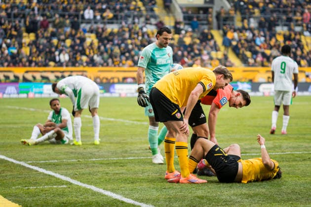 17.01.2026, xomx, Fussball 2.Bundesliga, Dynamo Dresden - SpVgg Greuther Fuerth v.l. Jason Ceka (Dynamo Dresden) und Julian Green (SpVgg Greuther Fürth) im Zweikampf am Ball. Beide gehen verletzt zu Boden. (DFL DFB REGULATIONS PROHIBIT ANY USE OF PHOTOGRAPHS as IMAGE SEQUENCES and or QUASI-VIDEO) Dresden