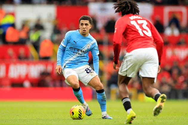 Manchester United, ManU v Manchester City, Premier League Rico Lewis (82) of Manchester City controls the ball during the Premier League match between Manchester United and Manchester City at Old Trafford, Manchester, UK on 17 January 2026. Manchester Old Trafford Greater Manchester UK Editorial use only DataCo restrictions apply See www.football-dataco.com , Copyright: xConorxMolloyx PSI-23576-0046