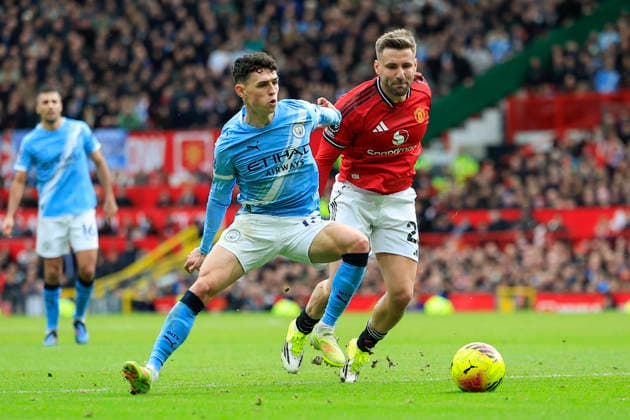 Manchester United, ManU v Manchester City, Premier League Phil Foden (47) of Manchester City controls the ball watched by Luke Shaw (23) of Manchester United during the Premier League match between Manchester United and Manchester City at Old Trafford, Manchester, UK on 17 January 2026. Manchester Old Trafford Greater Manchester UK Editorial use only DataCo restrictions apply See www.football-dataco.com , Copyright: xConorxMolloyx PSI-23576-0047