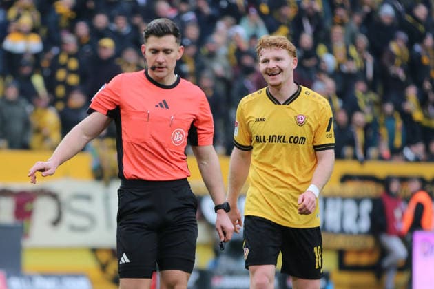 17.01.2026 Fußball Herren 2025 2026 2. Bundesliga 18. Spieltag SG Dynamo Dresden - SpVgg Greuther Fürth Rudolf-Harbig-Stadion Dresden Robert Wagner (Dresden, 18, gelb) meldet ein Fürther Handspiel bei Felix Prigan (Schiedsrichter) an. Dresden Sachsen Deutschland