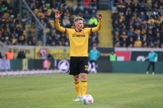 17.01.2026 Fußball Herren 2025 2026 2. Bundesliga 18. Spieltag SG Dynamo Dresden - SpVgg Greuther Fürth Rudolf-Harbig-Stadion Dresden Jonas Sterner (Dresden, 32, gelb) zeigt eine Freistoßvariante an. Dresden Sachsen Deutschland