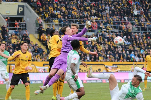17.01.2026 Fußball Herren 2025 2026 2. Bundesliga 18. Spieltag SG Dynamo Dresden - SpVgg Greuther Fürth Rudolf-Harbig-Stadion Dresden Timo Schlieck (Fürth, 21, lila) klärt einen Ball vor Christoph Daferner (Dresden, 33, gelb). Dresden Sachsen Deutschland